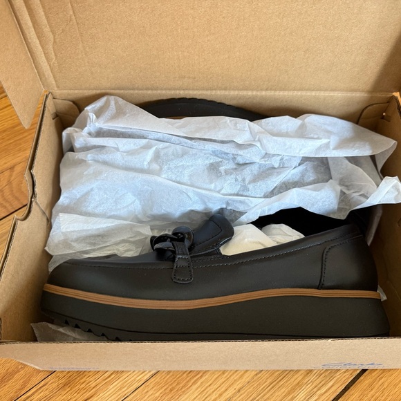 NWT Clarks Black Loafers with Glossy Chain Accent - Picture 15 of 16